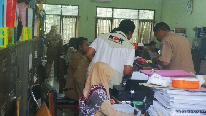 Usai Periksa Ruang Sekda, KPK Geledah Kantor Dinas PU Cipta Karya Jombang