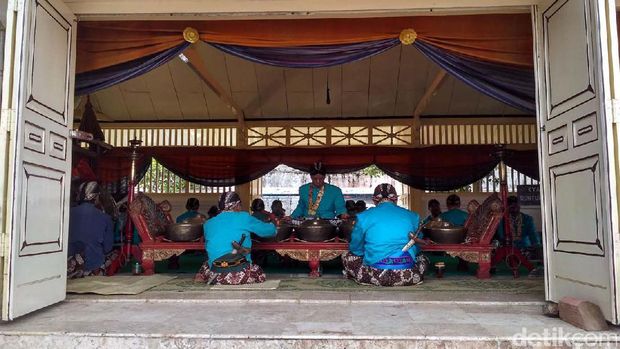 Menikmati Gamelan Sekaten Keraton Yogyakarta Sambil Makan 