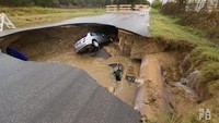 4 Desember 2016. Sebuah sinkhole muncul di San Antonio, Amerika Serikat. (Foto: Facebook/San Antonio Fire Department)