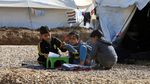 Anak-anak Pengungsi Irak Tetap Asyik Bermain