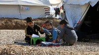 Anak-anak pengungsi Irak juga tetap belajar. Alaa Al-Marjani/Reuters/detikFoto.