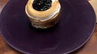 Suka cheesecake? Anda harus mencicip Blueberry Cheesecake di Almond Tree. Cheesecake berlapis krim putih ini diberi saus blueberry. Cheesecakenya manis lembut dengan sentuhan asam segar dari saus bluebrry. Nyamm!