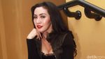 Pesona Istri Rommy Rafael dalam Busana Serba Hitam