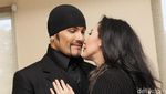 Jarang Tampil Berdua, Rommy Rafael dan Sang Istri Mesra Banget