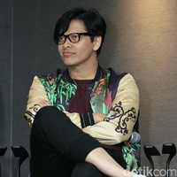 Armand Maulana seperti tak menua. Personel band Gigi itu kini berusia 46 tahun. Foto: Pool/Ismail/detikFoto