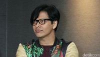 Ia tampil kasual dengan jaket sukajan, kaus merah, jogger pants hitam dan sneakers putih. Pool/Ismail/detikFoto.