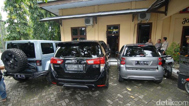 KPK Sita 3 Mobil dan 1 Moge BMW dari Rumah  Sekda Jombang 