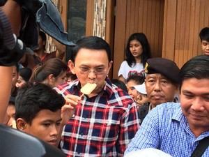 Traktir Bocah-bocah di Cipete Es Goyang, Ahok: Harus Sekolah Terus ya!