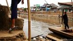 Potong Kompas Dengan Perahu Eretan