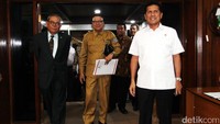 Ketua Komisi II DPR Rambe Kamarulzaman (kir) bersama Mendagri Tjahjo Kumolo (kedua kiri), Ketua Bawaslu Muhammad (belakang) dan Menteri PAN Asman Abnur saat memasuki ruang rapat.