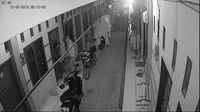Terekam CCTV, Begini Aksi Sadis Komplotan Curanmor Berpistol di Karawang