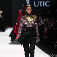 Koleksi Norma Hauri mengangkat tema Road Chic di Jakarta Fashion Week 2017. Senayan City. Jakarta. [Foto: Mohammad Abduh/Wolipop]