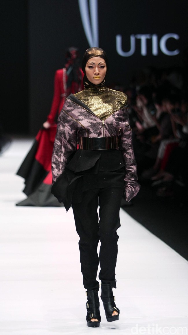 Koleksi Norma Hauri mengangkat tema Road Chic di Jakarta Fashion Week 2017. Senayan City. Jakarta. [Foto: Mohammad Abduh/Wolipop]