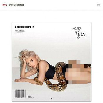 Kylie Jenner Foto Seksi Bareng Ular untuk Kalender 2017