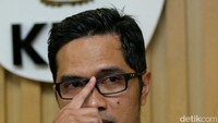 Kepala Biro Humas KPK Febri Diansyah memberikan keterangan pers di Gedung KPK, Jakarta, Selasa (6/12/2016).