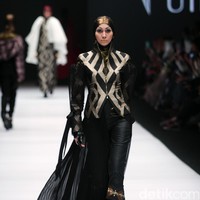 Koleksi Norma Hauri mengangkat tema Road Chic di Jakarta Fashion Week 2017. Senayan City. Jakarta. [Foto: Mohammad Abduh/Wolipop]