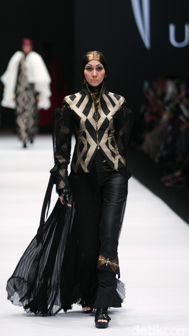 Koleksi Norma Hauri mengangkat tema Road Chic di Jakarta Fashion Week 2017. Senayan City. Jakarta. [Foto: Mohammad Abduh/Wolipop]