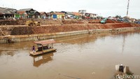 Dalam sekali menyebrang, warga diwajibkan membayar Rp 2.000, sementara untuk pelajar hanya Rp 1.000.