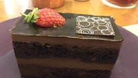 Black Magic Truffle berupa cake 4 lapis yang tersusun dari sponge cake cokelat dan krim cokelat. Tekstur cakenya begitu lembut dan lembab dengan cecapan rasa manis sedikit pahit layaknya dark chocolate.