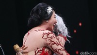 Kedua wanita seksi itu bahkan berpelukan usai tampil. Pool/Palevi S/detikFoto.