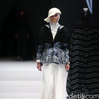 Koleksi Norma Hauri mengangkat tema Road Chic di Jakarta Fashion Week 2017. Senayan City. Jakarta. [Foto: Mohammad Abduh/Wolipop]