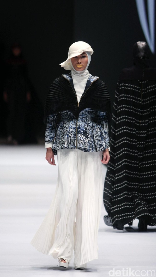 Koleksi Norma Hauri mengangkat tema Road Chic di Jakarta Fashion Week 2017. Senayan City. Jakarta. [Foto: Mohammad Abduh/Wolipop]