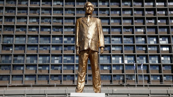 Patung Berlapis Emas PM Netanyahu Tiba-tiba Muncul di Alun-alun Tel Aviv