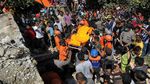 Tim SAR Evakuasi Korban Tewas dari Reruntuhan Bangunan