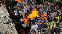 Korban tewas dimasukkan ke kantong jenazah. Chaideer Wahyudin/AFP/detikFoto.