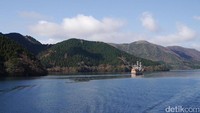 Saat berlayar di Danau Ashi traveler akan melihat beberapa kapal lainnya yang juga membawa traveler berkeliling danau. Kapal itu tampak melaju dengan gagahnya di permukaan air yang tenang (Kurnia/detikTravel)