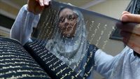 Habiskan Waktu 3 Tahun, Seniman Azerbaijan Salin Al Quran di Atas Kertas Sutra