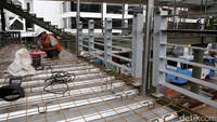 Seorang petugas juga mengerjakan jembatan untuk akses menuju halte.