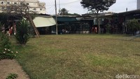 Suasana di bagian dalam pasar. Seperti kebanyakan pasar tradisional, pertokoan yang ada di sini berbaris dalam bentuk yang sederhana. Tapi dijamin, barang-barangnya unik (Angga/detikTravel)