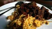 Makanan khas Indonesia yang tersaji saat kami bertandang ada Rendang, Soto Ayam, Mie Goreng, Lumpia, Nasi Goreng dan lain sebagainya yang tersaji lumayan lengkap. Oh iya, ada juga pisang goreng lho.