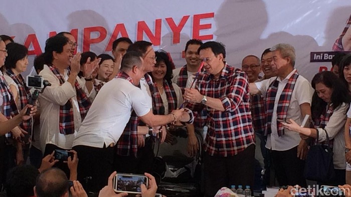 Ahok Tolak Sumbangan Tunai Rexy Mainaky dkk di Rumah Lembang
