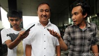 Markus Nari menjawab pertanyaan wartawan.