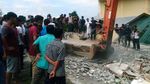 Tim SAR Evakuasi Korban Tewas dari Reruntuhan Bangunan