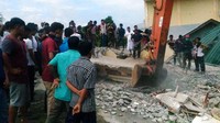 Alat berat terus melakukan pencarian korban gempa. Zian Muttaqien/Reuters/detikFoto.