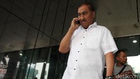 Markus Nari keluar gedung KPK usai diperiksa.