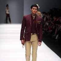 Koleksi Musa Widyatmodjo dengan mengusung tema Nasionalista di Jakarta Fashion Week 2017. Senayan City. Jakarta. [Foto: Mohammad Abduh/Wolipop]