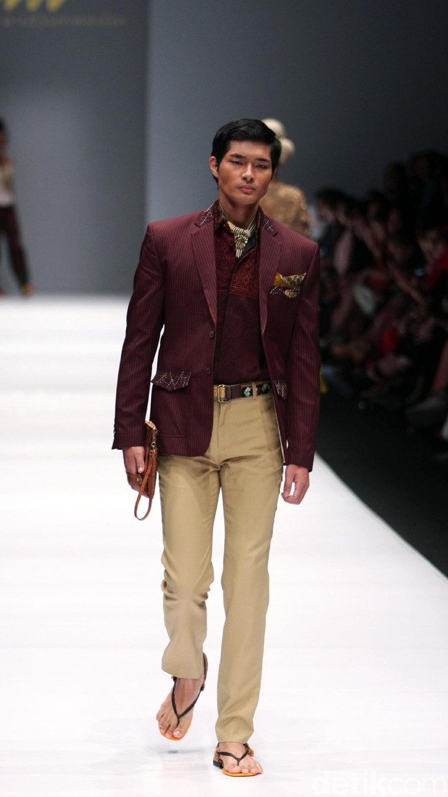 Koleksi Musa Widyatmodjo dengan mengusung tema Nasionalista di Jakarta Fashion Week 2017. Senayan City. Jakarta. [Foto: Mohammad Abduh/Wolipop]
