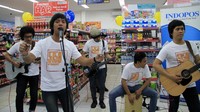 DMasiv mengawali penampilannya itu mulai dari outlet minimarket di kawasan Adam Malik, Tangerang belum lama ini. (Dok. Musica Studio)