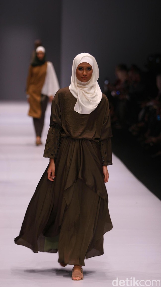 Koleksi brand Kami Idea kini mengusung tema Sadu di Jakarta Fashion Week 2017. Senayan City. Jakarta. [Foto: Mohammad Abduh/Wolipop]