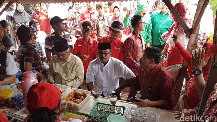 Sambil Minum Kopi, Rano Karno Dengar Curhat Warga Tangerang Soal Banjir