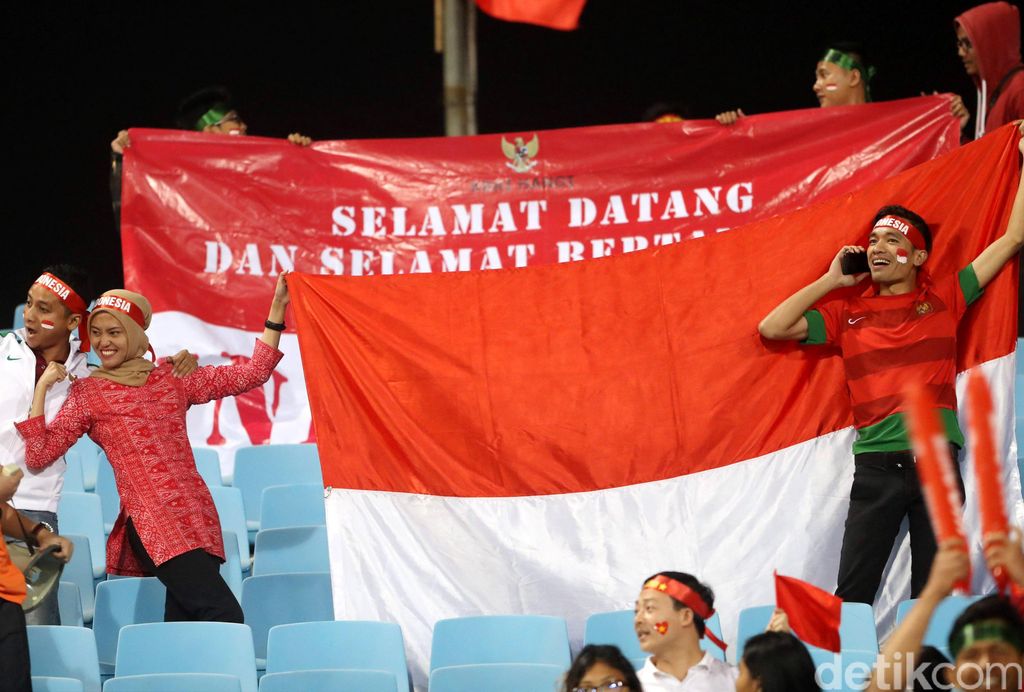 'Garuda' Terbang ke Final Piala AFF 2016 Ratusan supporter Indonesia turut mendukung Timnas di My Dinh National Stadium. Mereka berbaur dengan suporter Vietnam.