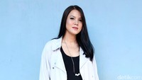 Ia tampil dengan outer putih, kaus hitam, jeans dan sneakers putih. Pool/Palevi S/detikFoto.