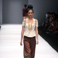 Koleksi Musa Widyatmodjo dengan mengusung tema Nasionalista di Jakarta Fashion Week 2017. Senayan City. Jakarta. [Foto: Mohammad Abduh/Wolipop]