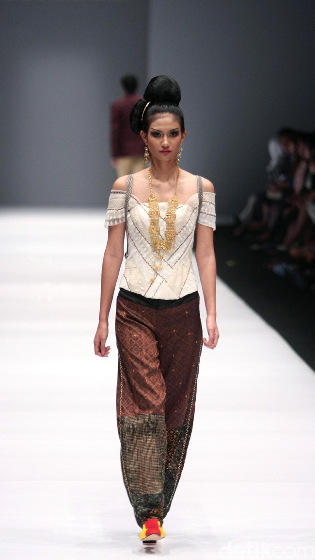 Koleksi Musa Widyatmodjo dengan mengusung tema Nasionalista di Jakarta Fashion Week 2017. Senayan City. Jakarta. [Foto: Mohammad Abduh/Wolipop]