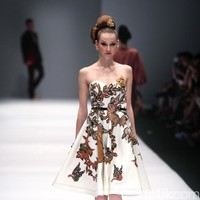 Koleksi Musa Widyatmodjo dengan mengusung tema Nasionalista di Jakarta Fashion Week 2017. Senayan City. Jakarta. [Foto: Mohammad Abduh/Wolipop]