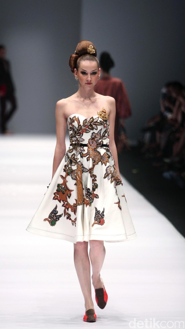 Koleksi Musa Widyatmodjo dengan mengusung tema Nasionalista di Jakarta Fashion Week 2017. Senayan City. Jakarta. [Foto: Mohammad Abduh/Wolipop]